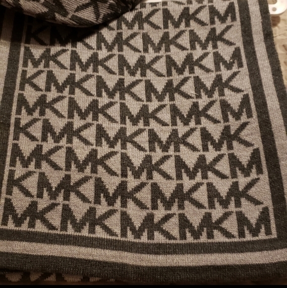 Michael kors ladies scarf, beanie and gloves  matching set - Picture 7 of 8